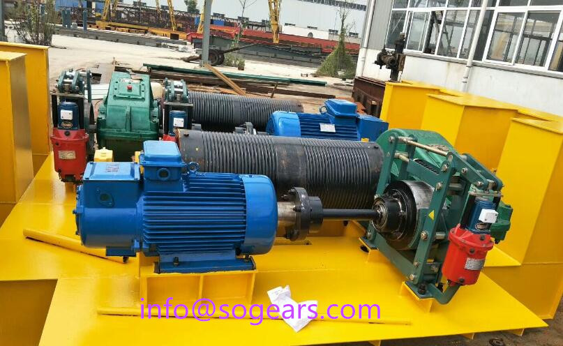 Hard-tooth single-stage cylindrical gearbox